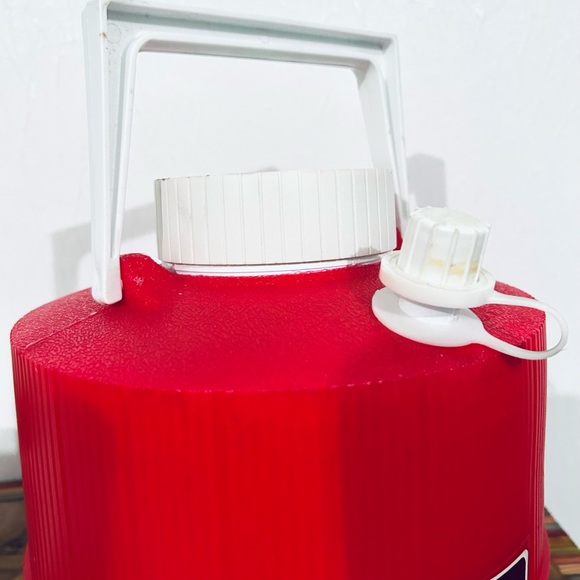 Vintage 1970s Thermos Picnic Water Jug Red &
White Plastic 1 Gallon Made USA - Picture 3 of 7
